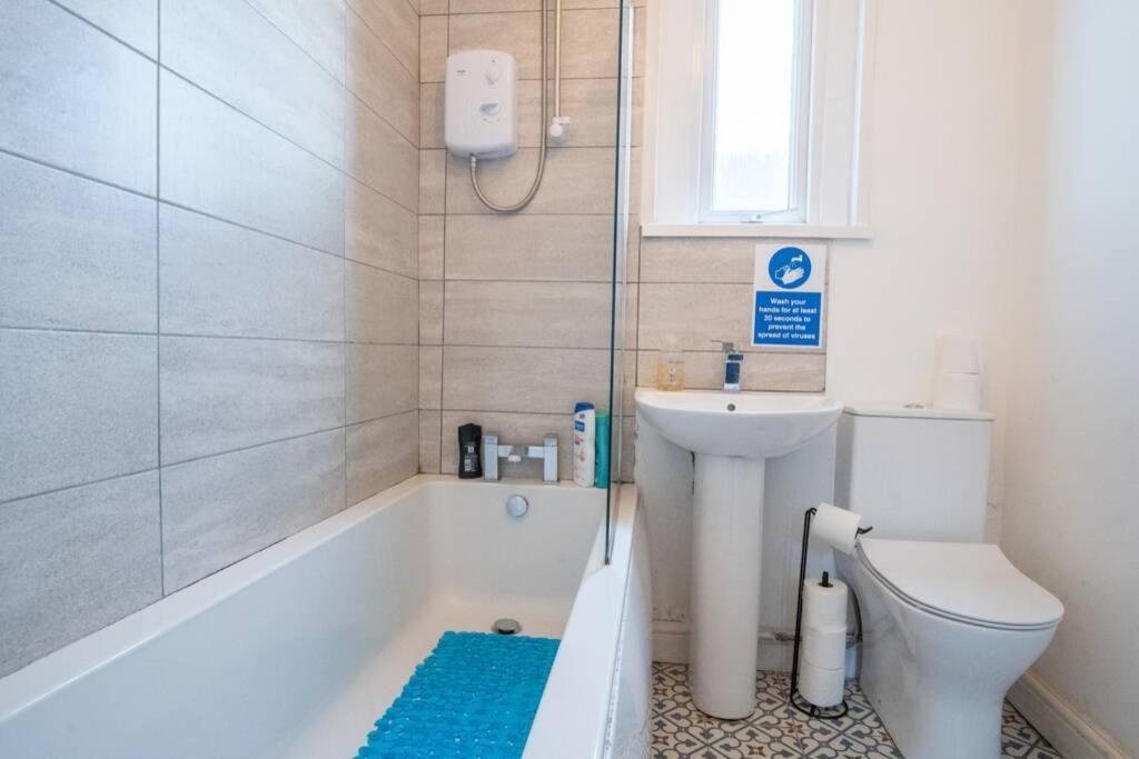 Phenix - Huge 3 Bed, Super Equipped Apartment.
