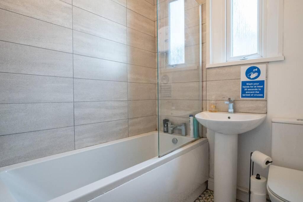 Phenix - Huge 3 Bed, Super Equipped Apartment. * Cardiff