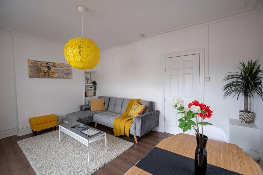 Phenix - Huge 3 Bed, Super Equipped Apartment.