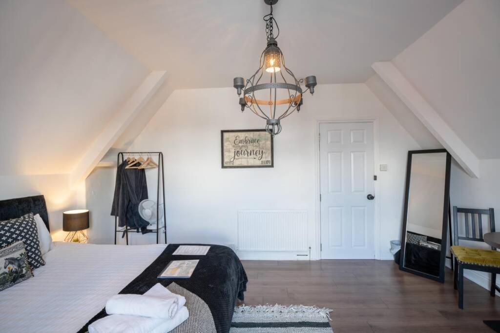 Phenix - Huge 3 Bed, Super Equipped Apartment.