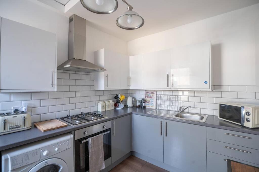 Phenix - Huge 3 Bed, Super Equipped Apartment.