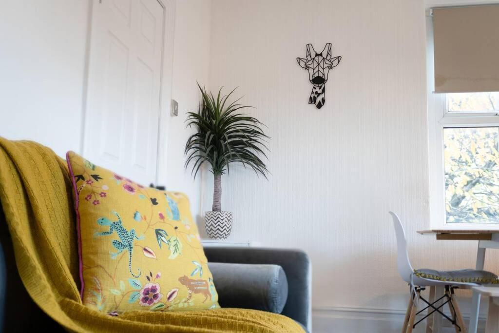 Phenix - Huge 3 Bed, Super Equipped Apartment.