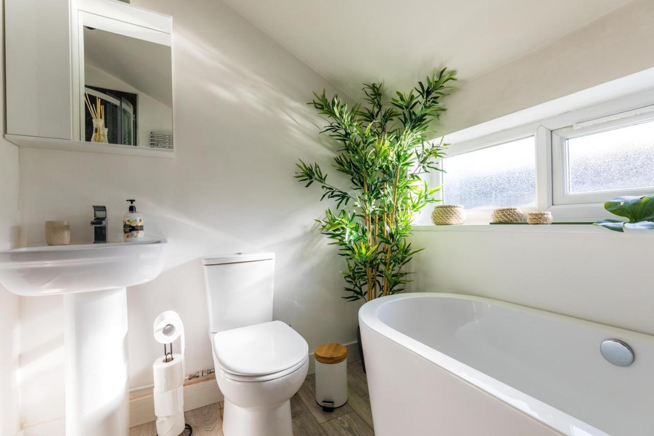 The Hollywood - Beautiful 3 Bedroom House * Cardiff