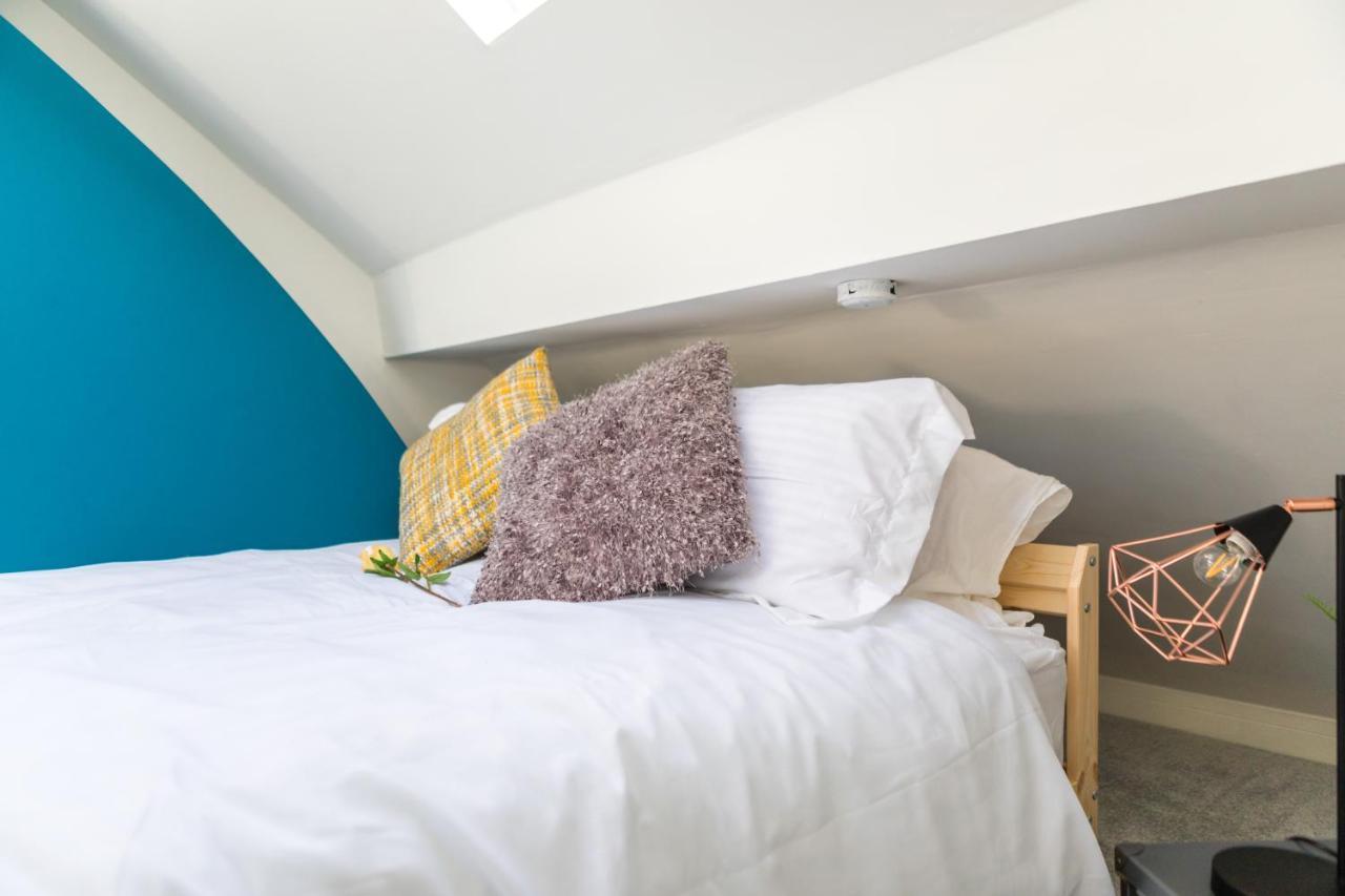 The Hollywood - Beautiful 3 Bedroom House * Cardiff