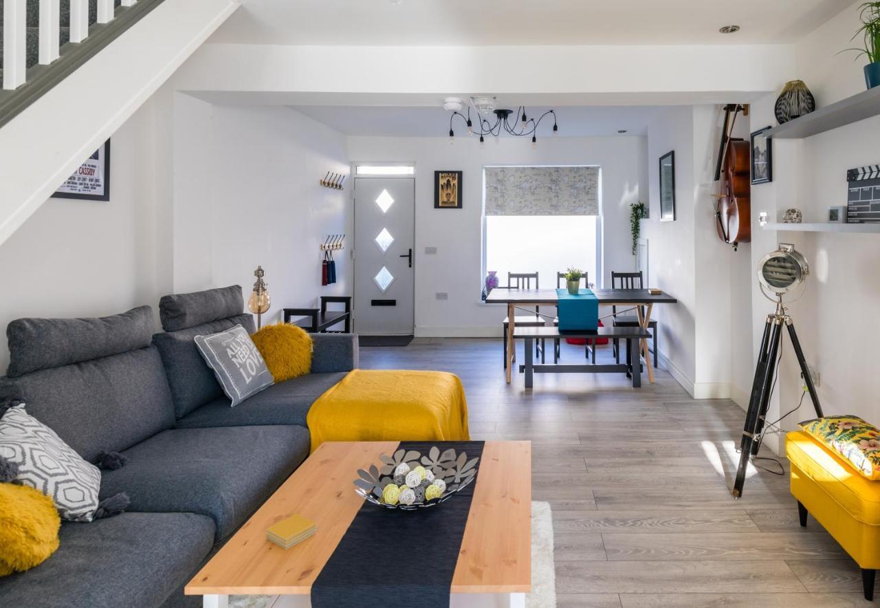 The Hollywood - Beautiful 3 Bedroom House Holiday home Cardiff