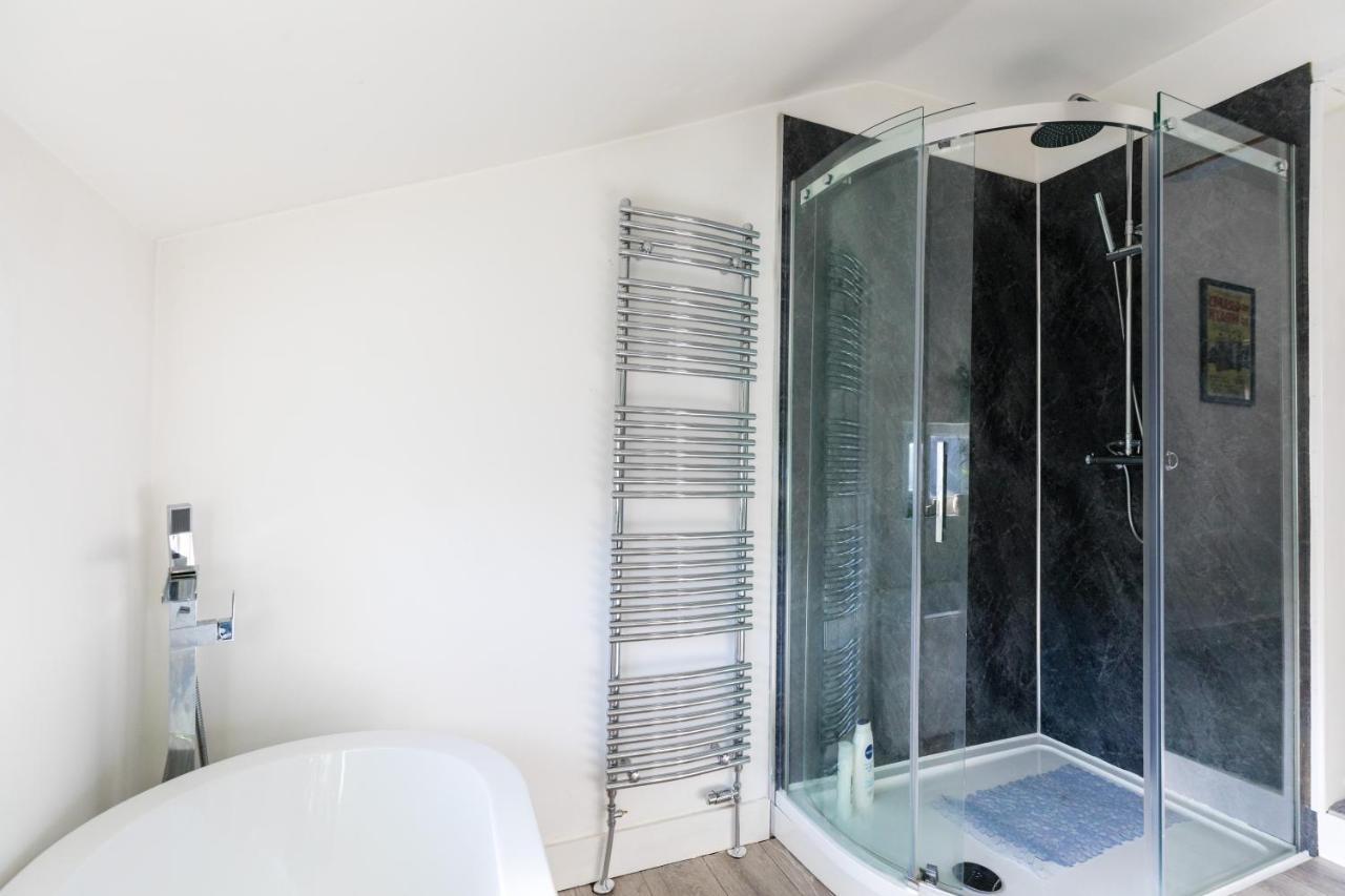 The Hollywood - Beautiful 3 Bedroom House Holiday home Cardiff