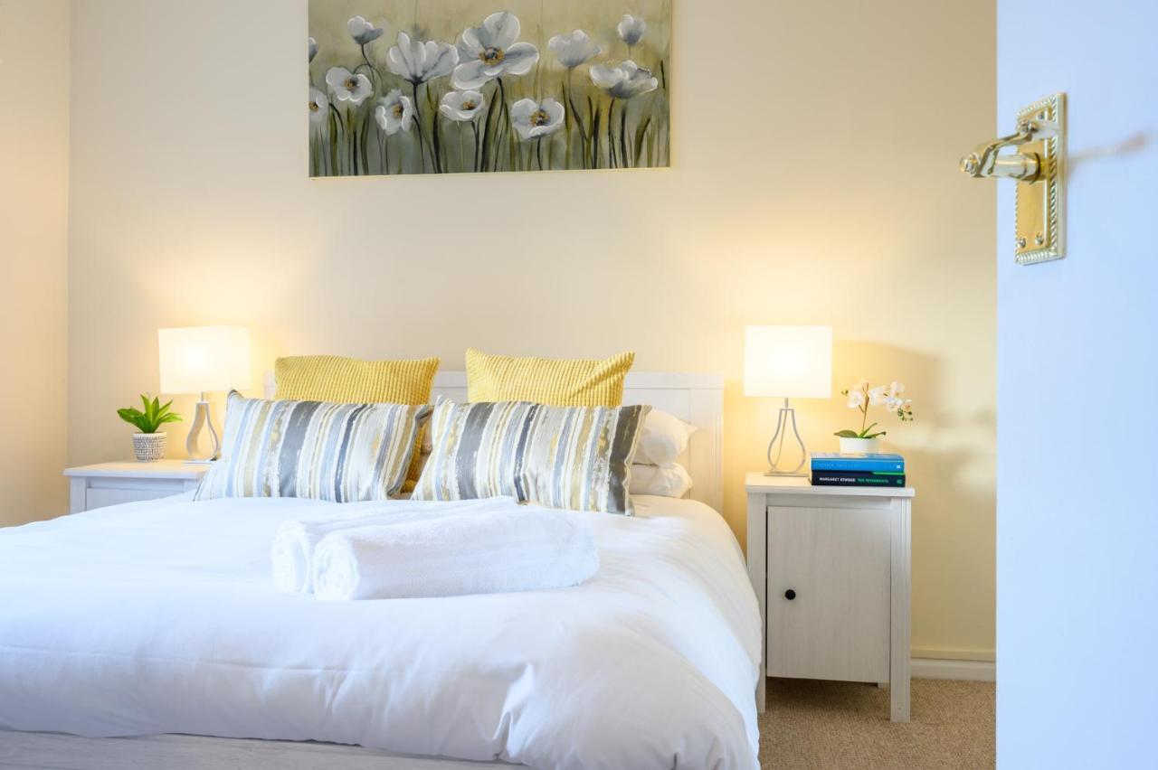 Cathays Heights, By Ty Sa - A Stylish Spacious 2 Bed Apartment. Convenient For City Centre & Hospital. Cardiff