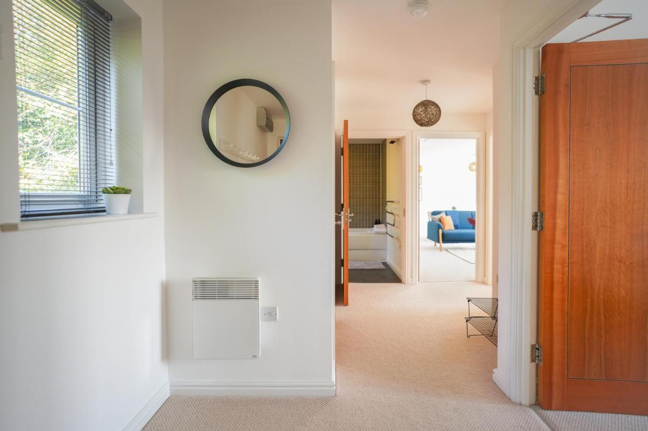 Stylish With Private Parking * Cardiff