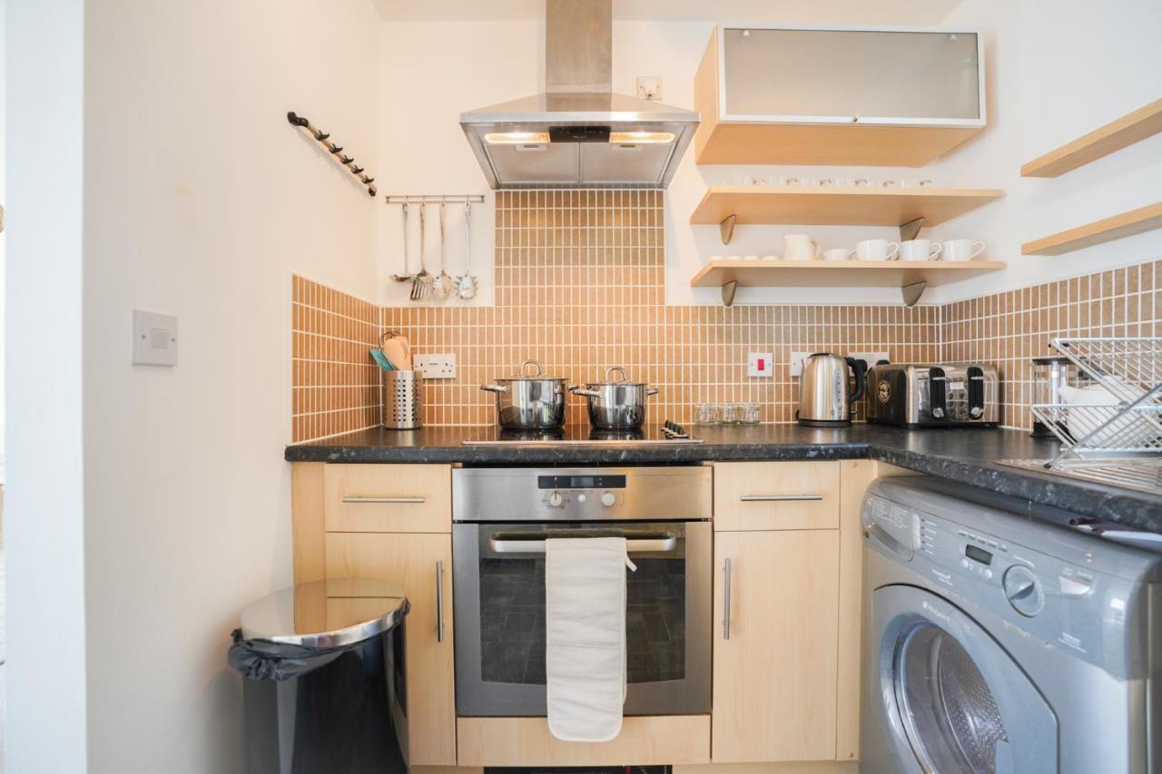 Stylish With Private Parking Apartment Cardiff