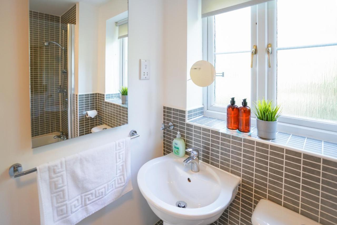 Stylish With Private Parking * Cardiff
