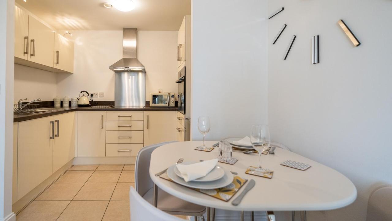 Hansen Court - Stylish Bay With Parking And River Views *