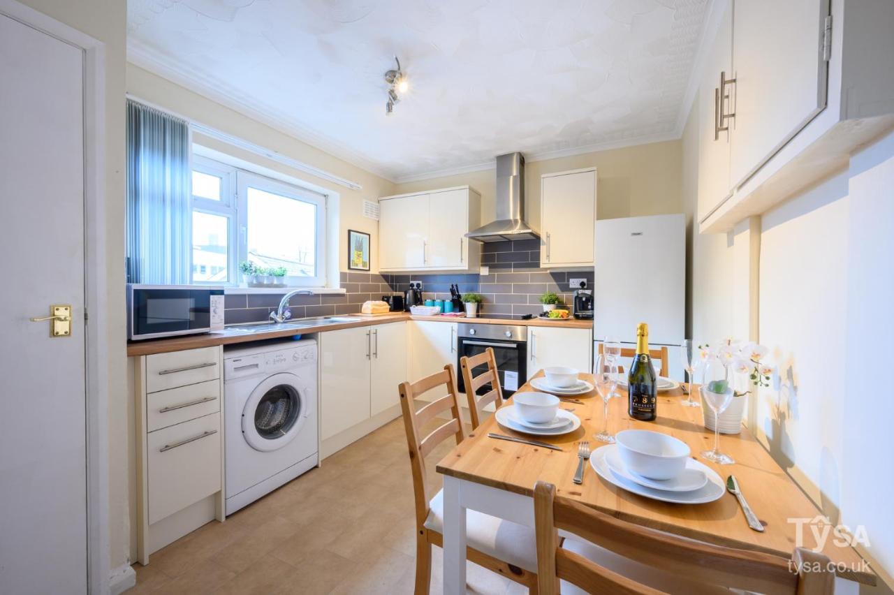 Cathays Heights, By Ty Sa - A Stylish Spacious 2 Bed Apartment. Convenient For City Centre & Hospital. *