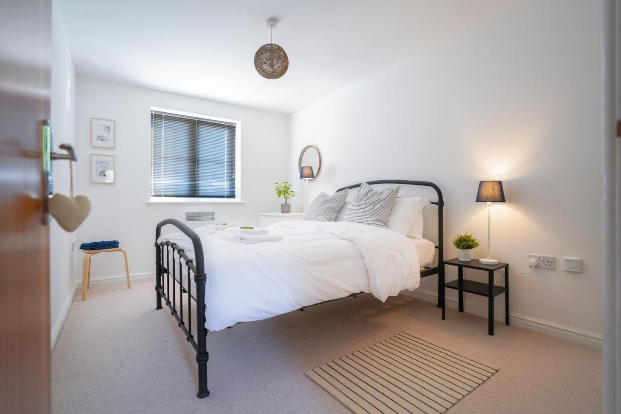 Stylish With Private Parking Apartment Cardiff