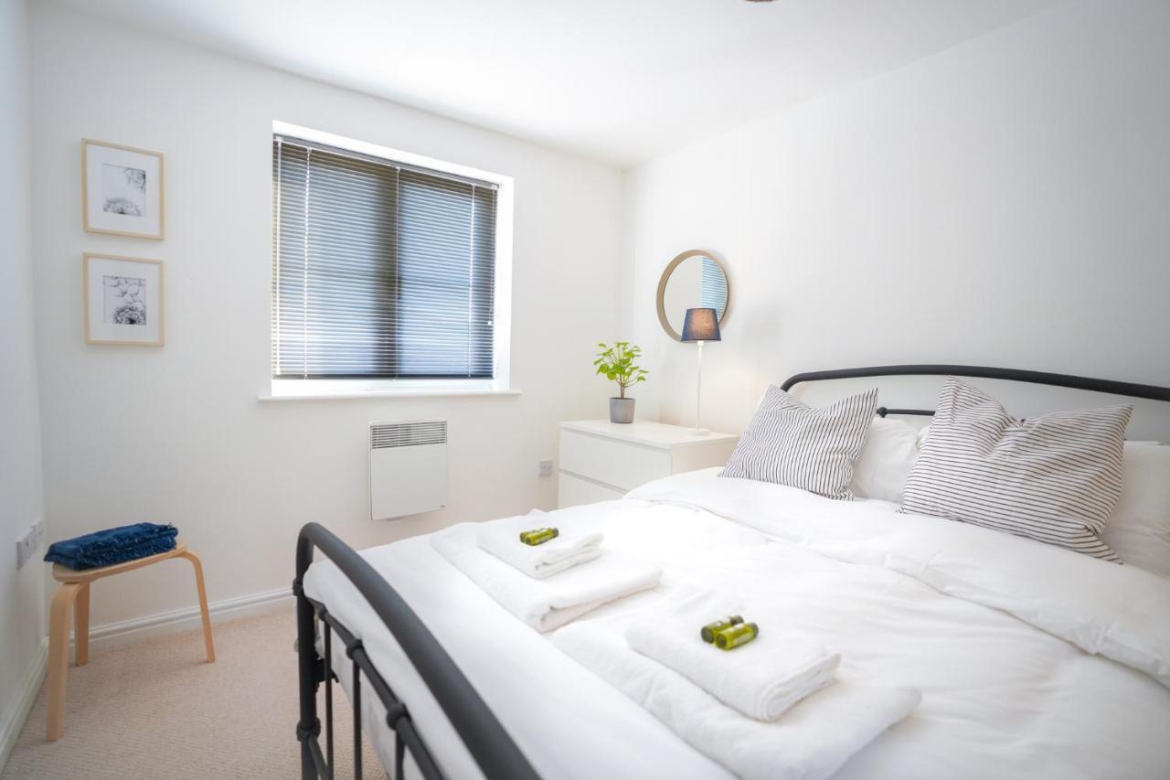 Stylish With Private Parking Apartment