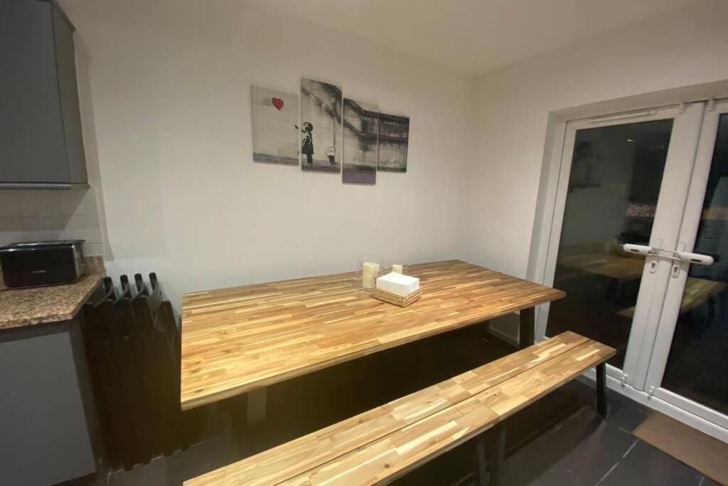 Holiday home By Lushlets - Centre Hot Tub Pool Table - Great For Hens Stags & Rugby Groups! Cardiff