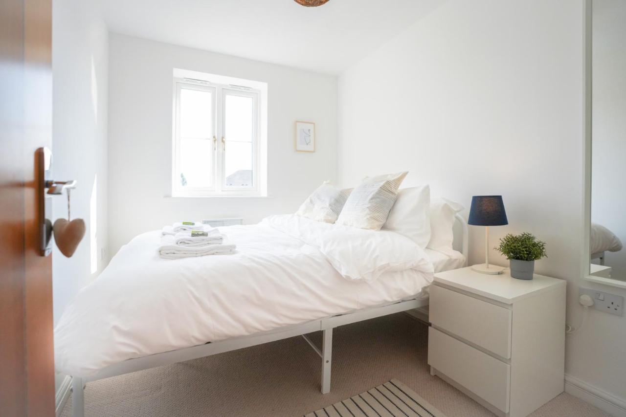 Stylish With Private Parking * Cardiff