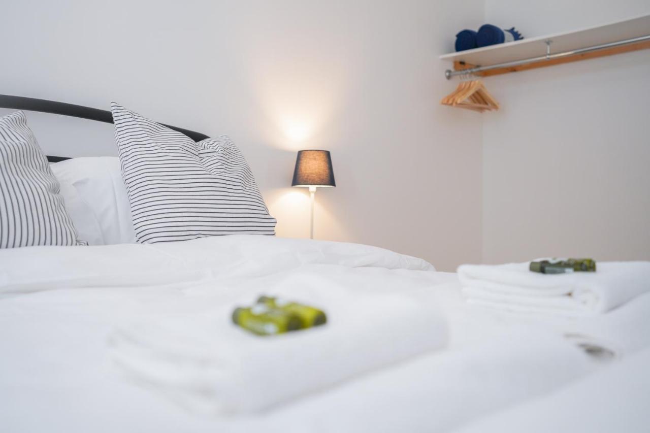 Stylish With Private Parking * Cardiff
