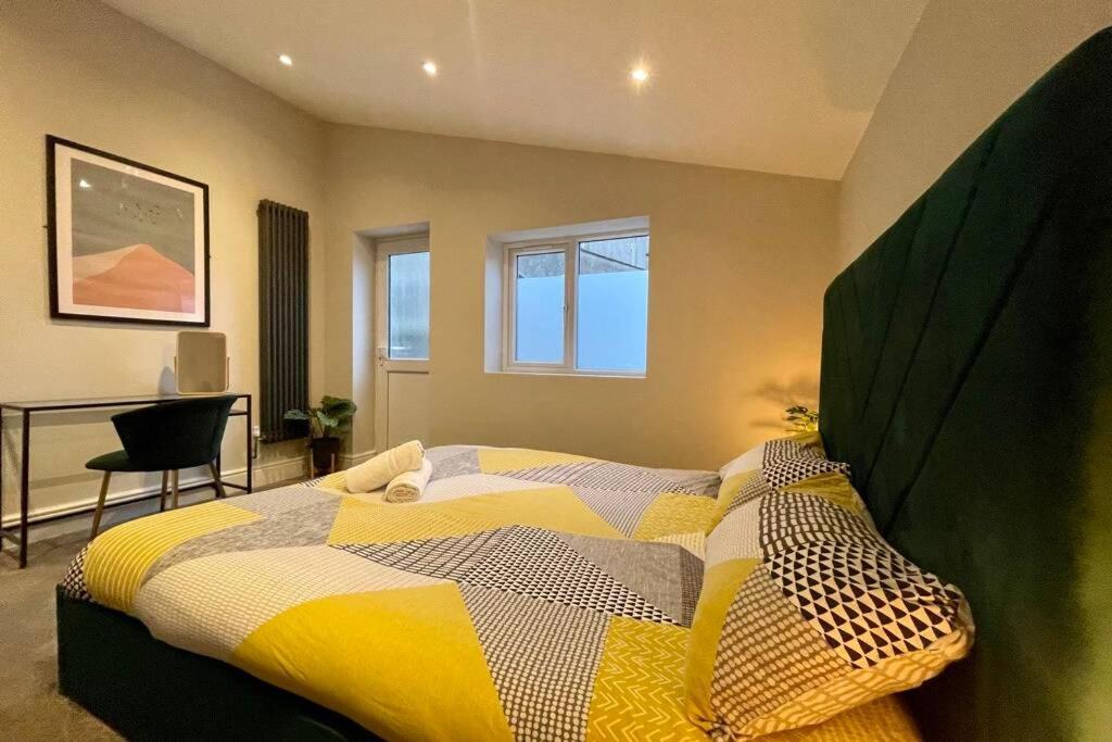 Modern + King Size Bed + Garden * Cardiff