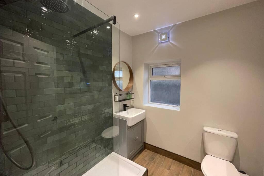 Modern + King Size Bed + Garden Apartment Cardiff