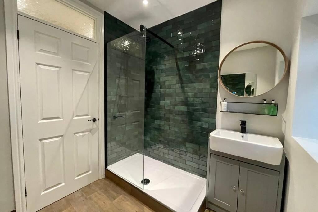 Modern + King Size Bed + Garden Apartment *