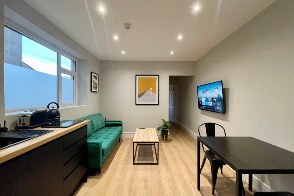 Modern + King Size Bed + Garden * Cardiff