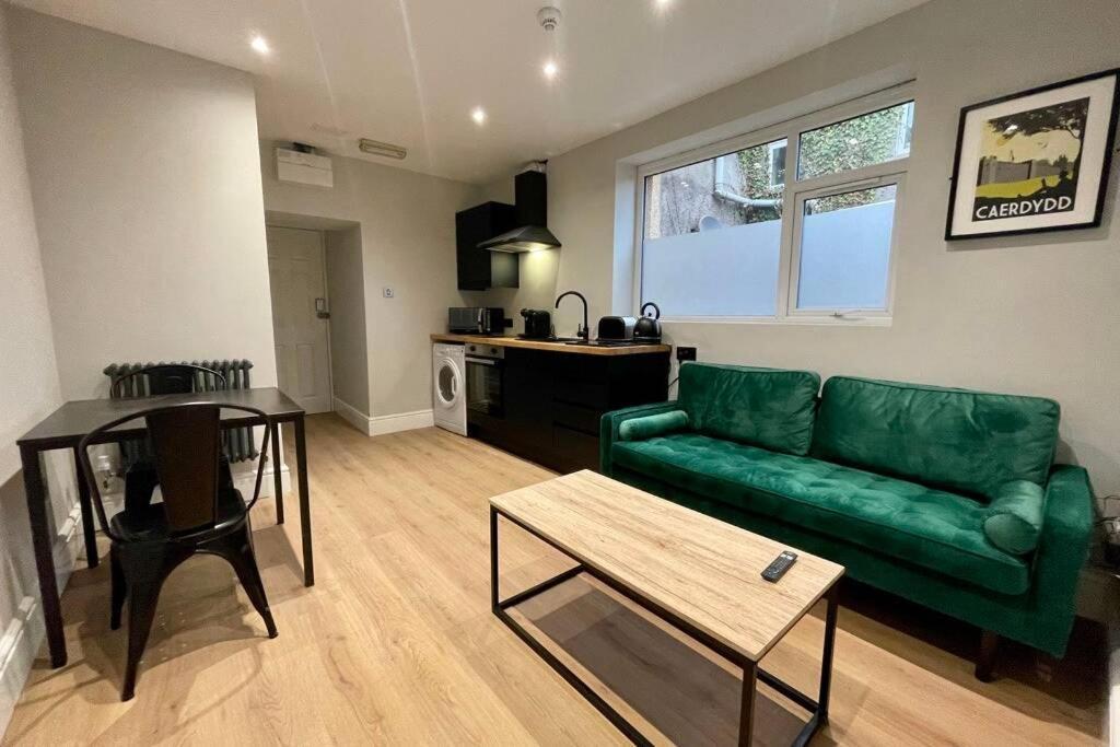 Modern + King Size Bed + Garden Apartment *