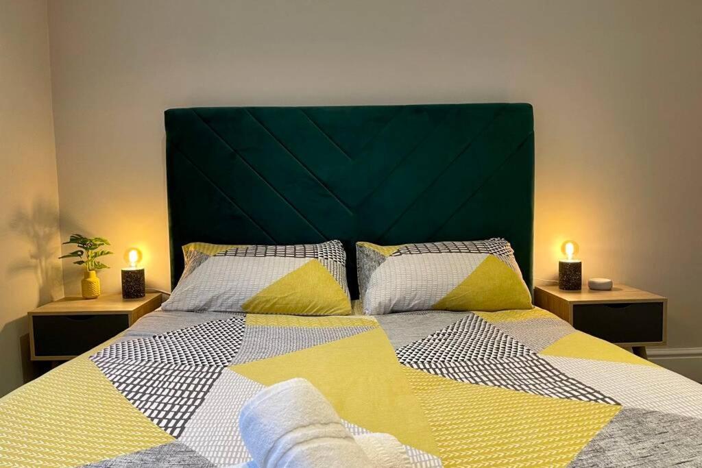 Modern + King Size Bed + Garden *