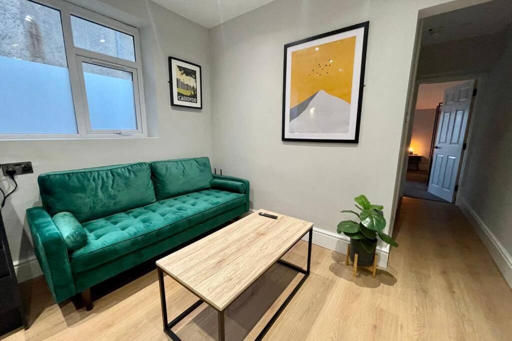 Apartment Modern + King Size Bed + Garden Cardiff