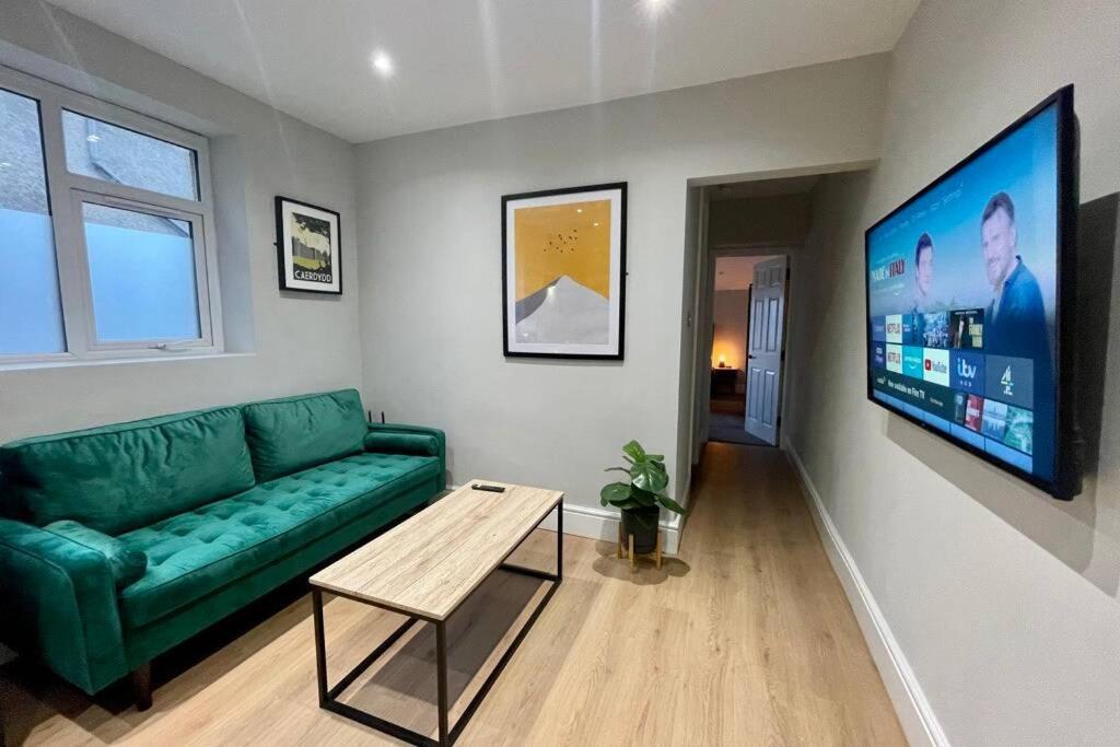 Modern + King Size Bed + Garden * Cardiff