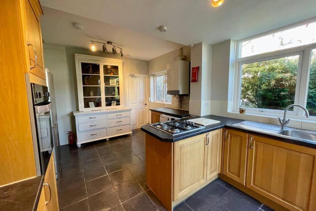 Large House Near Victoria Park For Groups, 10 Mins Bus To Centre Holiday home *