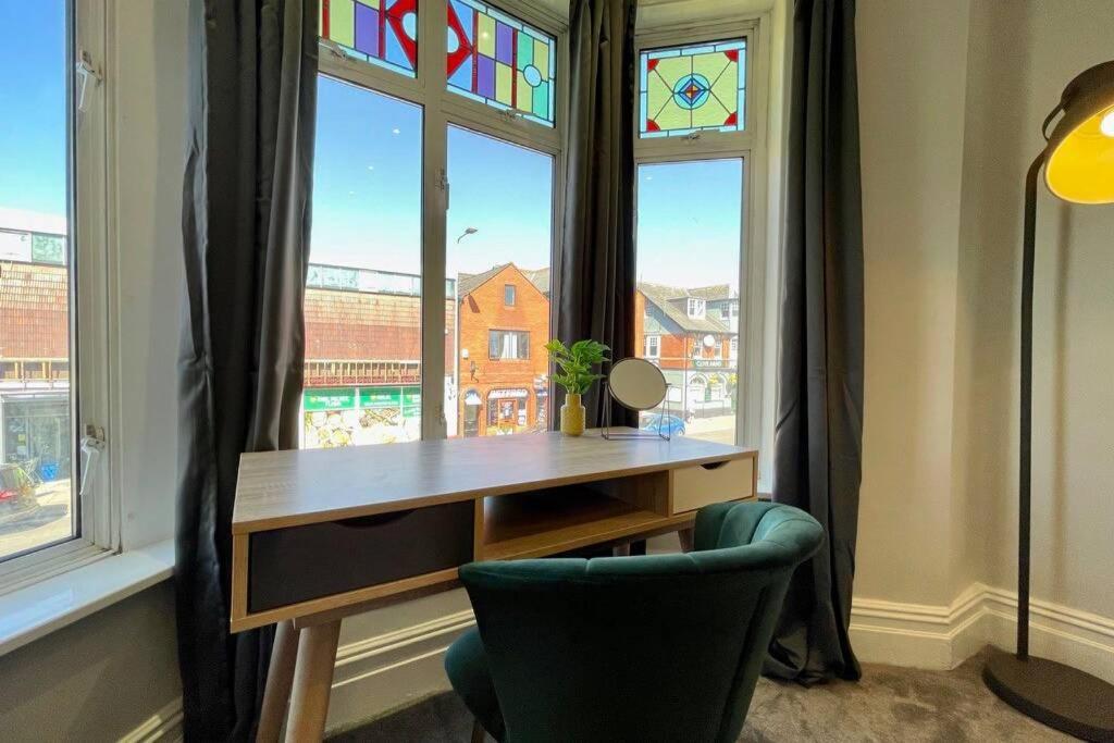 Holiday home Large House Near Victoria Park For Groups, 10 Mins Bus To Centre
