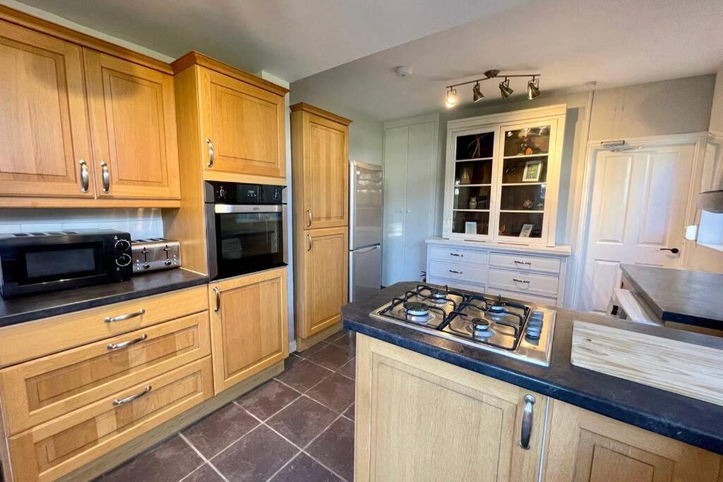 Large House Near Victoria Park For Groups, 10 Mins Bus To Centre *