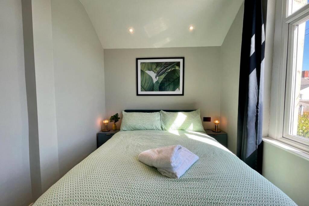 Holiday home Large House Near Victoria Park For Groups, 10 Mins Bus To Centre Cardiff