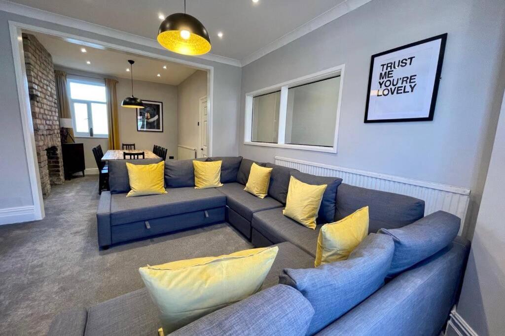 Large House Near Victoria Park For Groups, 10 Mins Bus To Centre Holiday home *