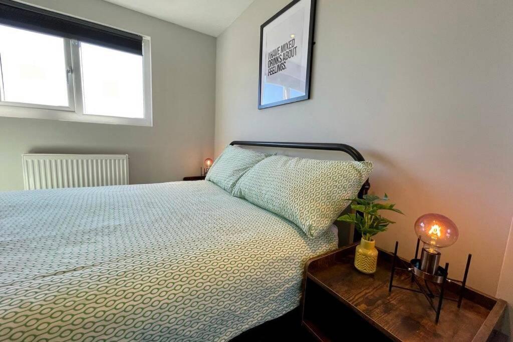 Large House Near Victoria Park For Groups, 10 Mins Bus To Centre * Cardiff