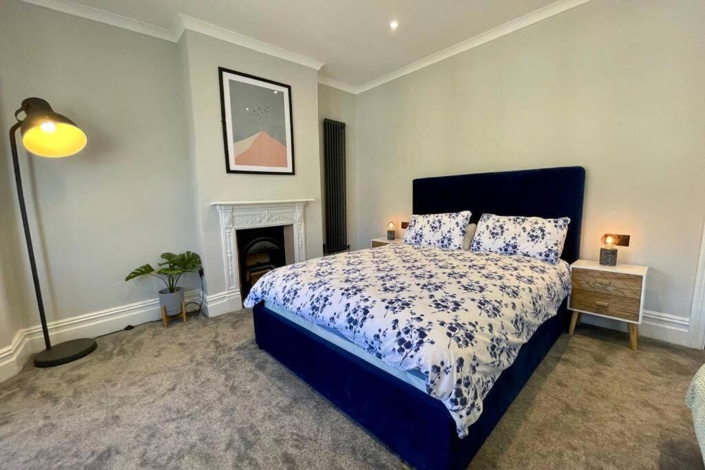 Large House Near Victoria Park For Groups, 10 Mins Bus To Centre Holiday home