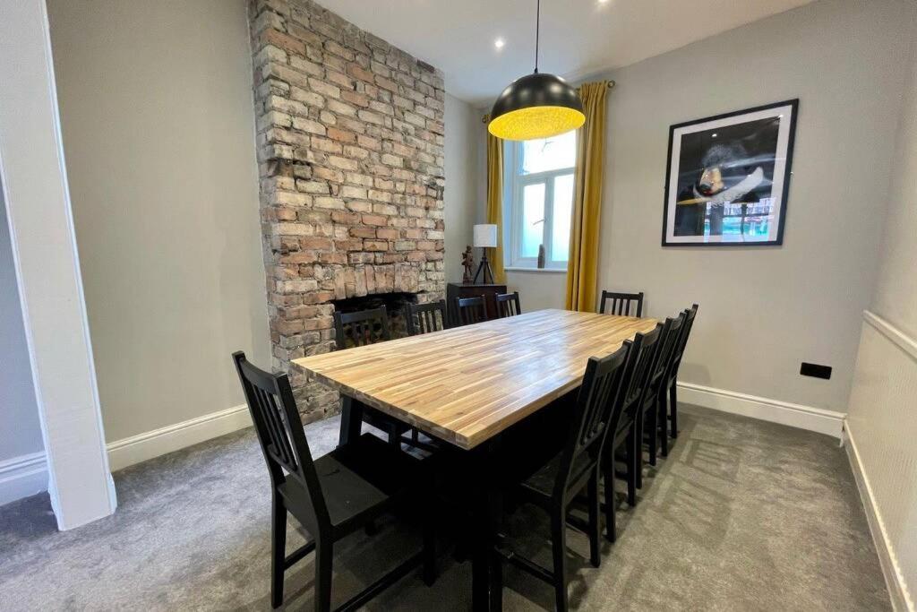 Large House Near Victoria Park For Groups, 10 Mins Bus To Centre Holiday home Cardiff