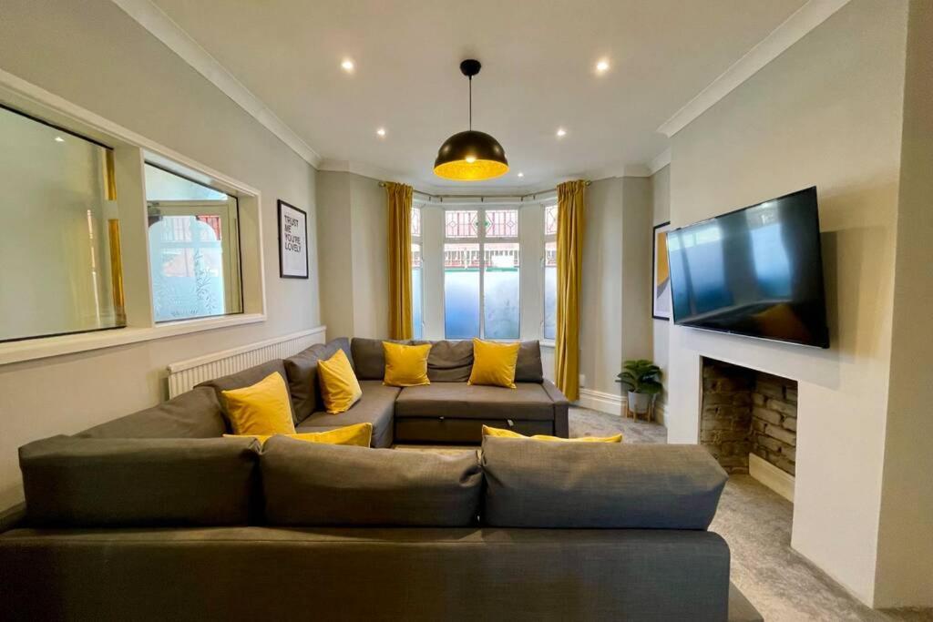 Large House Near Victoria Park For Groups, 10 Mins Bus To Centre *