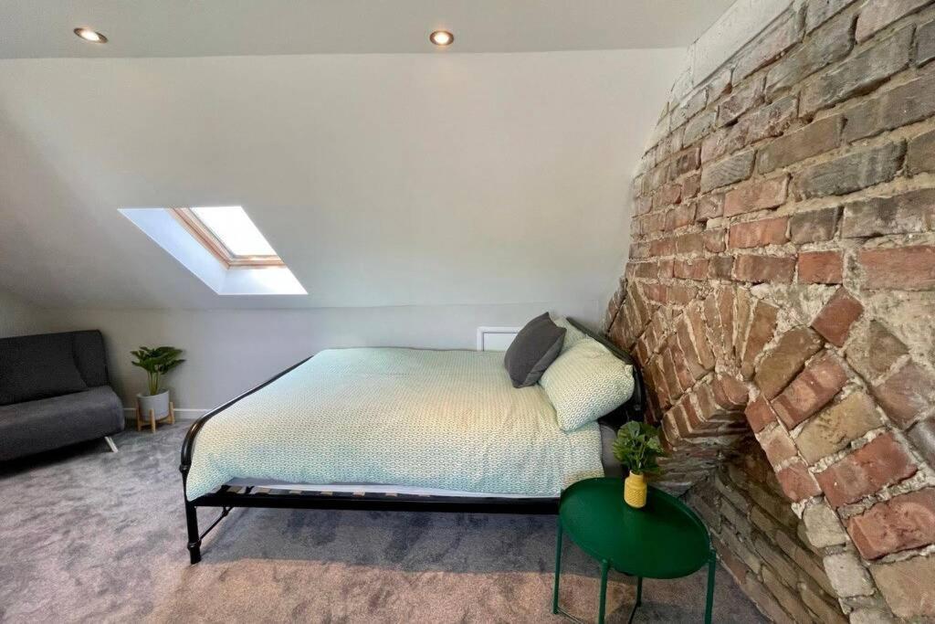 Large House Near Victoria Park For Groups, 10 Mins Bus To Centre Holiday home Cardiff