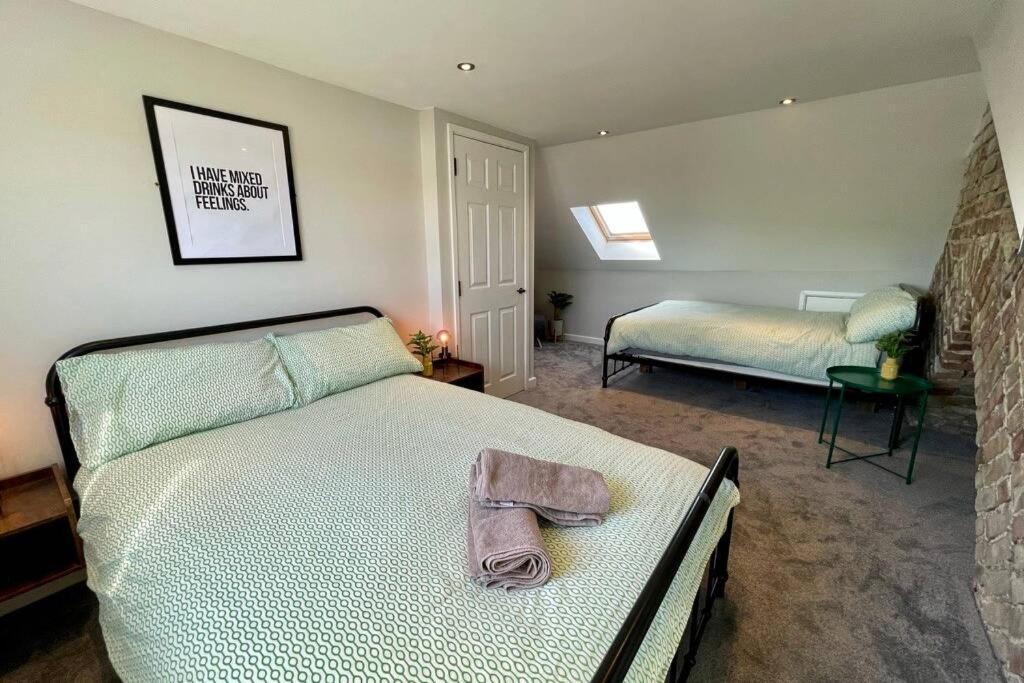 Large House Near Victoria Park For Groups, 10 Mins Bus To Centre Holiday home Cardiff