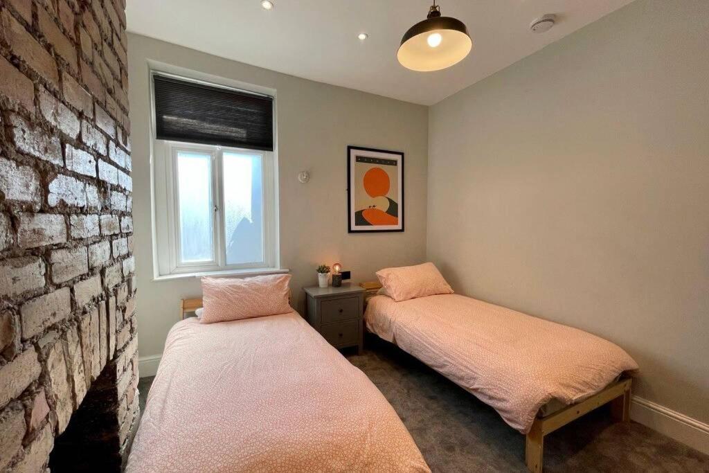 Large House Near Victoria Park For Groups, 10 Mins Bus To Centre Holiday home *