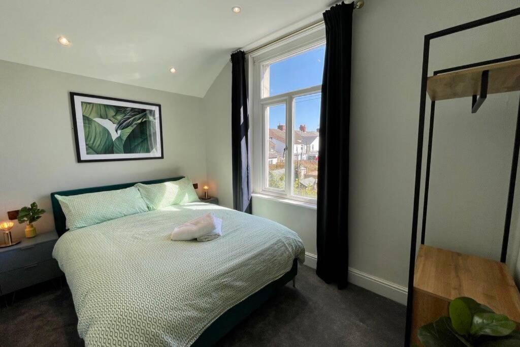 Large House Near Victoria Park For Groups, 10 Mins Bus To Centre Cardiff