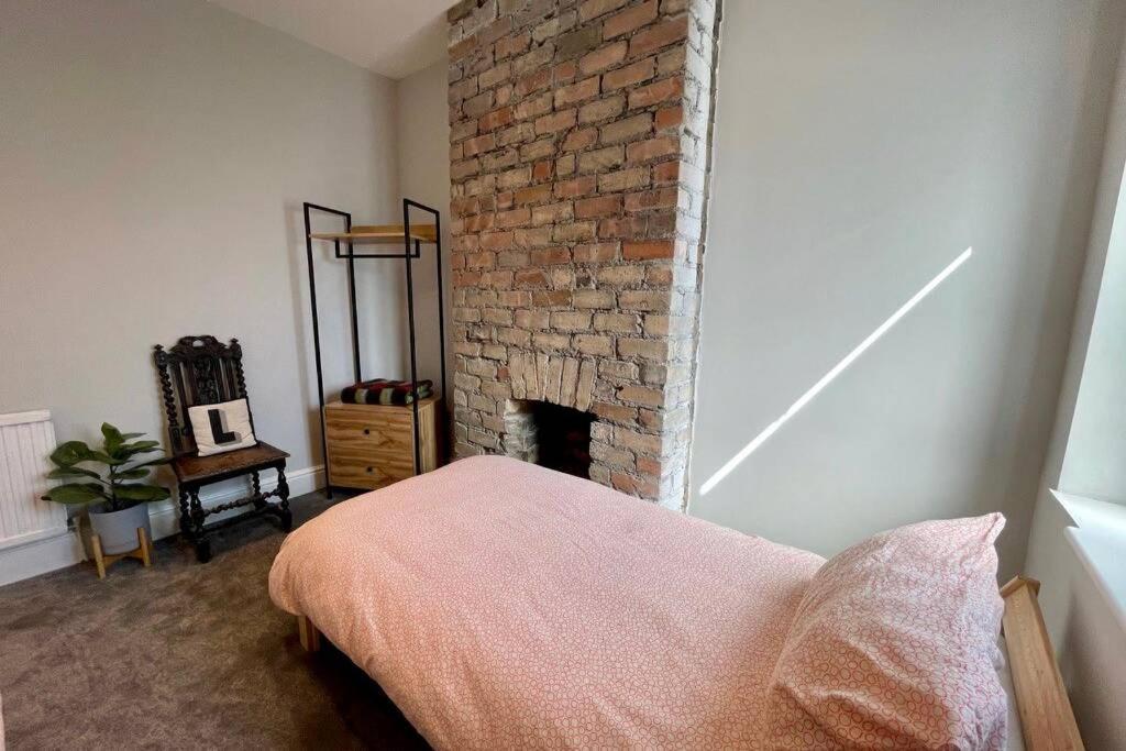 Large House Near Victoria Park For Groups, 10 Mins Bus To Centre Cardiff