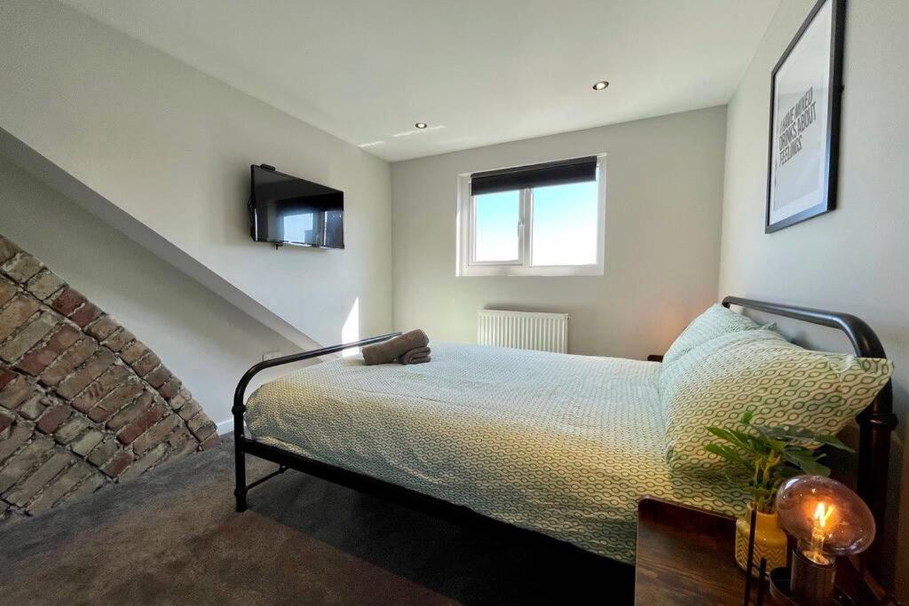 Holiday home Large House Near Victoria Park For Groups, 10 Mins Bus To Centre