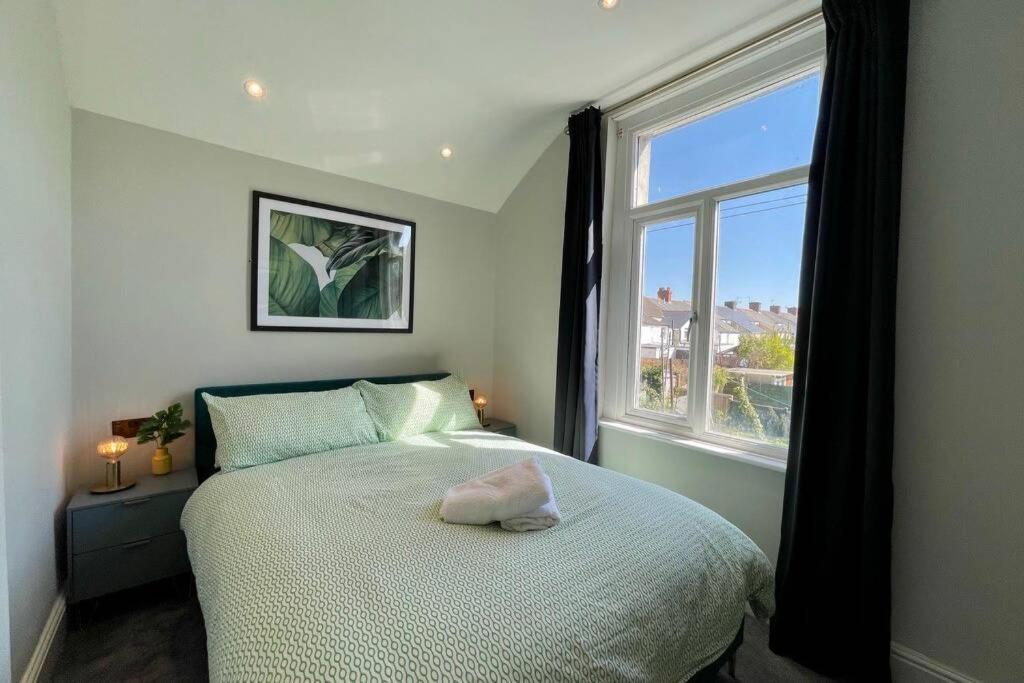Large House Near Victoria Park For Groups, 10 Mins Bus To Centre Holiday home *