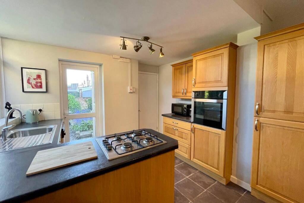 Large House Near Victoria Park For Groups, 10 Mins Bus To Centre Holiday home Cardiff