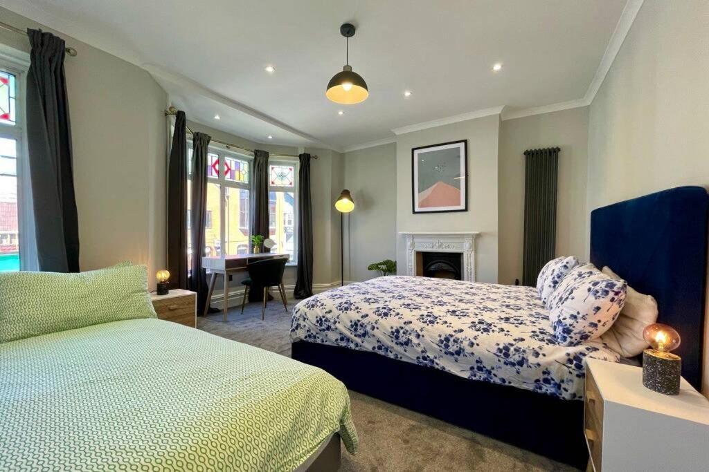 Holiday home Large House Near Victoria Park For Groups, 10 Mins Bus To Centre *