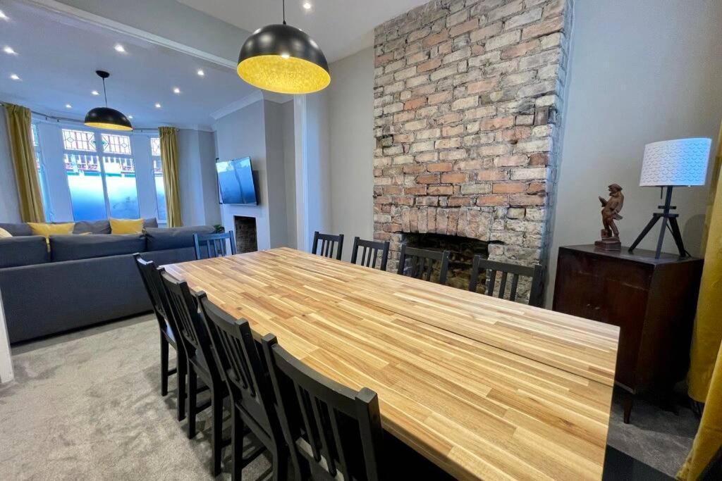 Holiday home Large House Near Victoria Park For Groups, 10 Mins Bus To Centre *