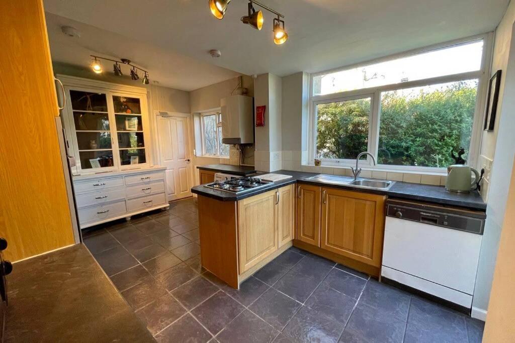 Large House Near Victoria Park For Groups, 10 Mins Bus To Centre *