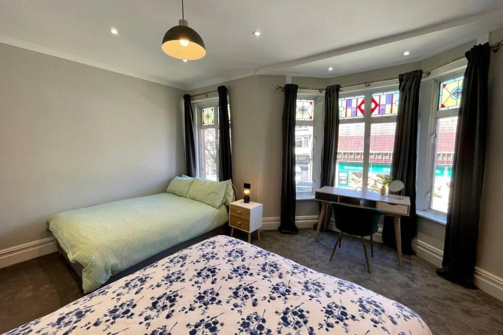 Large House Near Victoria Park For Groups, 10 Mins Bus To Centre * Cardiff